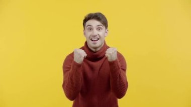 sarı izole evet jest gösteren adamın yavaş hareket