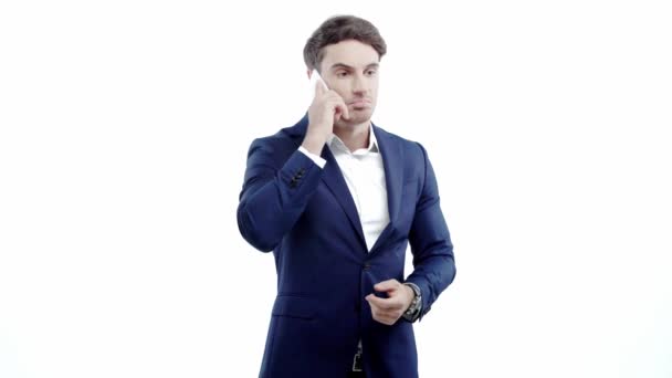 白で隔離されたスマートフォンで話すスーツを着たビジネスマン — ストック動画