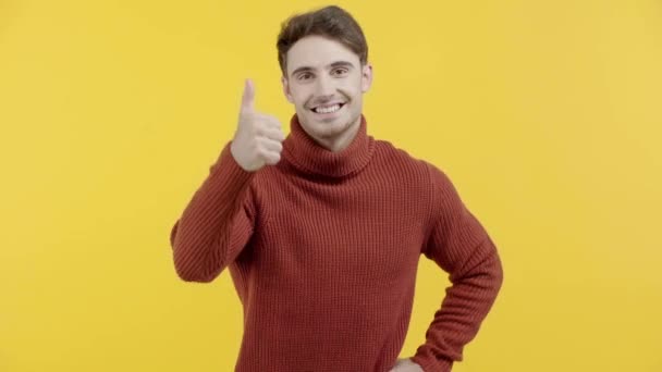 Hombre Feliz Suéter Mostrando Pulgar Hacia Arriba Aislado Amarillo — Vídeo de stock