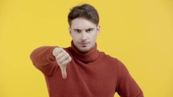 Uomo Scontento Maglione Mostrando Pollice Verso Basso Isolato Giallo — Video Stock