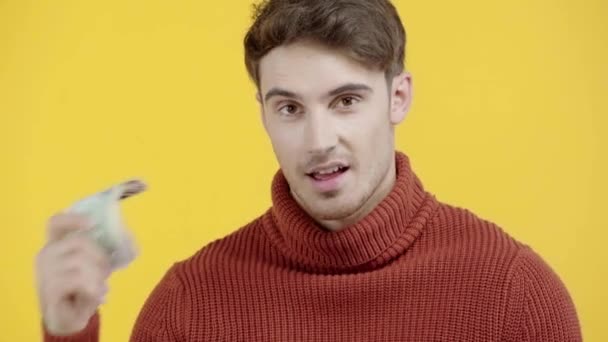 Uomo Successo Maglione Che Mostra Contanti Isolati Giallo — Video Stock