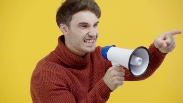 Câmera Lenta Homem Gritando Megafone Isolado Amarelo — Vídeo de Stock