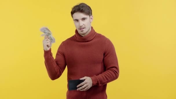 Επιτυχημένος Άντρας Πουλόβερ Που Δείχνει Χρήματα Απομονωμένα Κίτρινο — Αρχείο Βίντεο