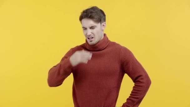Homem Enojado Suéter Cheiro Fedor Isolado Amarelo — Vídeo de Stock