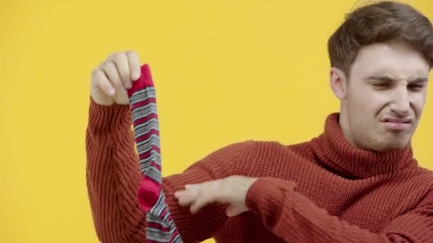 Mann Pullover Riecht Stinkende Socke Isoliert Auf Gelb — Stockvideo