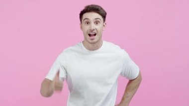 mutlu adam pembe izole başparmak gösteren