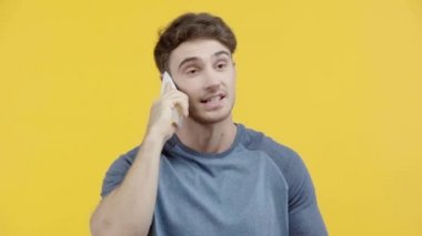sarı izole akıllı telefonda konuşurken neşeli adam