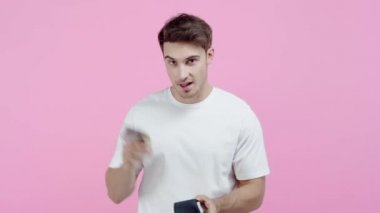 zengin adam pembe izole para gösteren