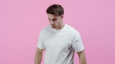 pembe izole yumruklar gösteren agresif adam