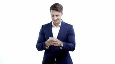 beyaz izole akıllı telefonda gülümseyen işadamı mesajlaşma