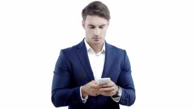 beyaz izole akıllı telefonda mesajlaşma işadamı