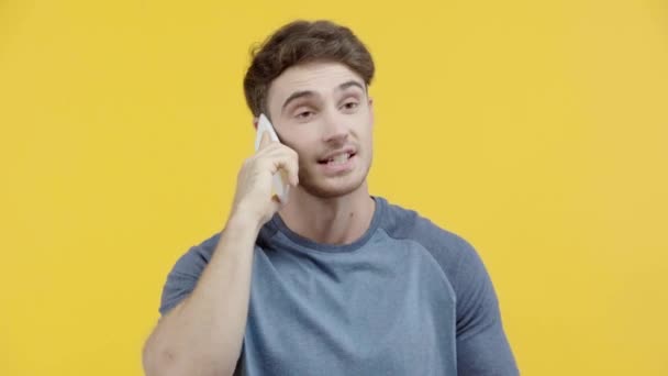 Hombre Alegre Hablando Teléfono Inteligente Aislado Amarillo — Vídeos de Stock