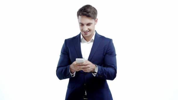 Usmívající Obchodník Zasílání Zpráv Smartphone Izolovaný Bílém — Stock video