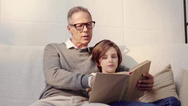 Abuelo Nieto Leyendo Libro Juntos Sala Estar — Vídeos de Stock