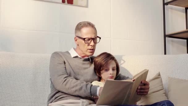 Avô Neto Lendo Livro Juntos Sala Estar — Vídeo de Stock