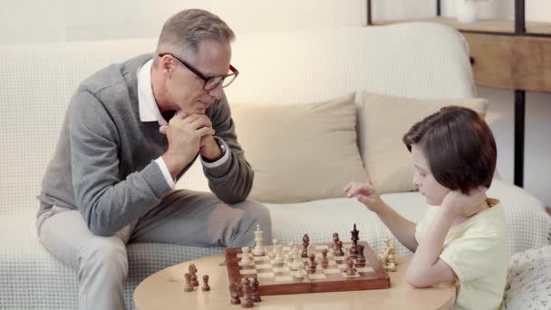 Abuelo Nieto Jugando Ajedrez Salón — Vídeos de Stock