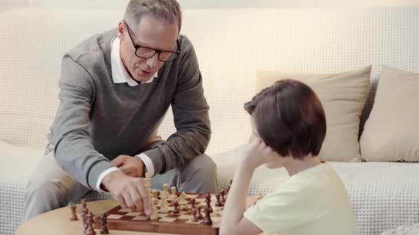 Dědeček Vnuk Hrát Šachy Obývacím Pokoji — Stock video
