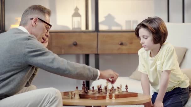 祖父和孙子在客厅下棋 — 图库视频影像