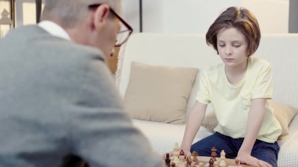 Großvater Und Enkel Spielen Schach Wohnzimmer — Stockvideo