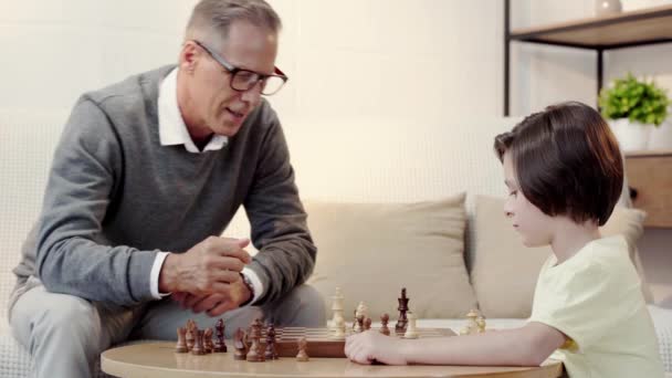 Glimlachend Grootvader Kleinzoon Spelen Schaken Woonkamer — Stockvideo