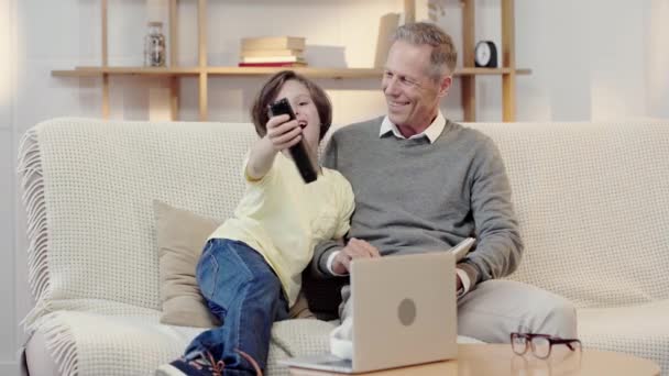 快乐的祖父和孙子在客厅里拥抱和看电视 — 图库视频影像