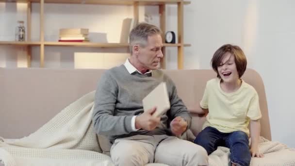 Grand Père Punir Vilain Petit Fils Avec Livre Dans Salon — Video