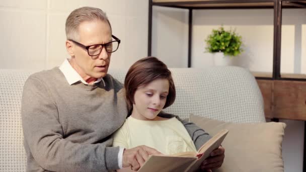 Abuelo Gafas Nieto Libro Lectura Juntos Sala Estar — Vídeo de stock