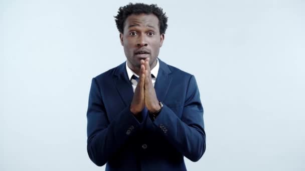 Африканский Американский Бизнесмен Показывает Молитвенный Жест Изолированный Серых — стоковое видео