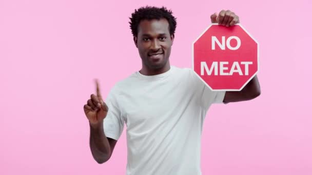 Smiling African American Man Showing Meat Card Isolated Pink — Stock Video