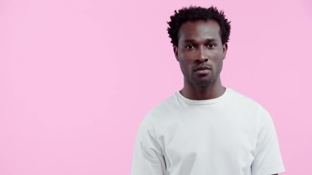 Sebevědomý Pohledný Africký Američan Ukazuje Gesto Izolované Růžové — Stock video