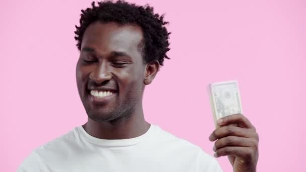 Homem Americano Africano Feliz Segurando Notas Dólar Isolado Rosa — Vídeo de Stock