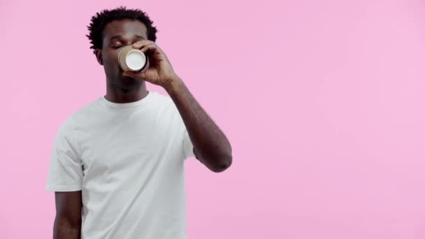 Leende Afrikansk Amerikansk Man Dricka Kaffe För Att Isolerad Rosa — Stockvideo