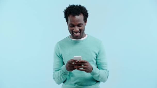 Sorridente Homem Americano Africano Usando Smartphone Isolado Azul — Vídeo de Stock