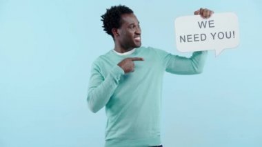Neşeli Afro-Amerikan işvereni konuşma balonunu mavi üzerine izole etmeni istiyoruz.