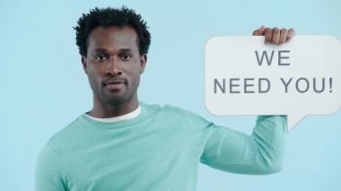 Neşeli Afro-Amerikan işvereni konuşma balonunu mavi üzerine izole etmeni istiyoruz.