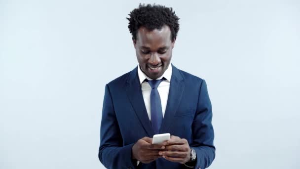 Homme Affaires Afro Américain Souriant Utilisant Smartphone Isolé Sur Gris — Video