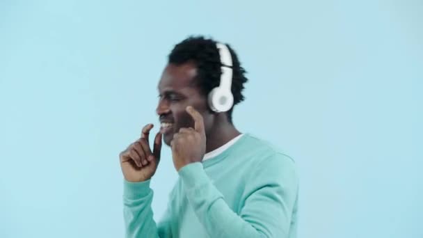 Hombre Afroamericano Feliz Bailando Auriculares Aislados Azul — Vídeos de Stock