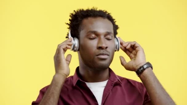 Sonhador Afro Americano Ouvindo Música Fones Ouvido Isolados Amarelo — Vídeo de Stock