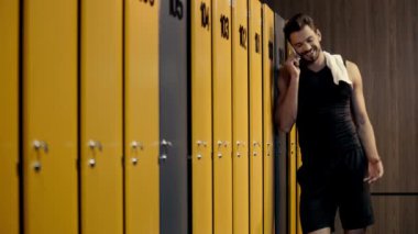 Akıllı telefondan konuşan mutlu sporcunun seçici odağı 