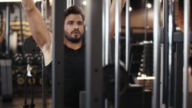 Spor giyim antrenmanında kaslı bir adam.