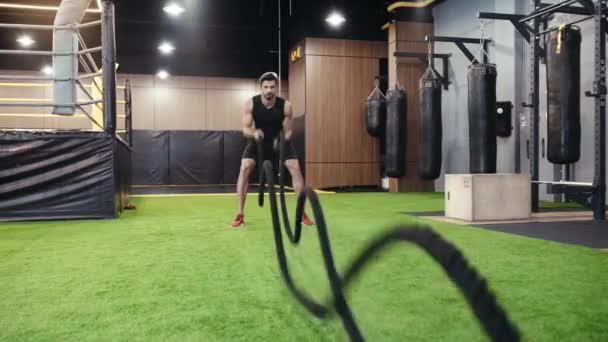 サスペンションストラップ付きのひげそりの男トレーニング — ストック動画