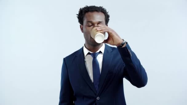 Pozitif Afro-Amerikan iş adamı Grey 'de yalnız kalmak için kahve içiyor.