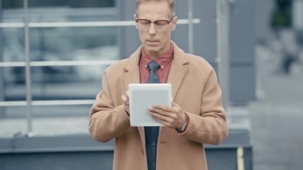 Homem Negócios Bonito Casaco Usando Tablet Digital — Vídeo de Stock