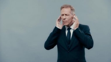 gülümseyen iş adamı dans ediyor ve müzik dinliyor 