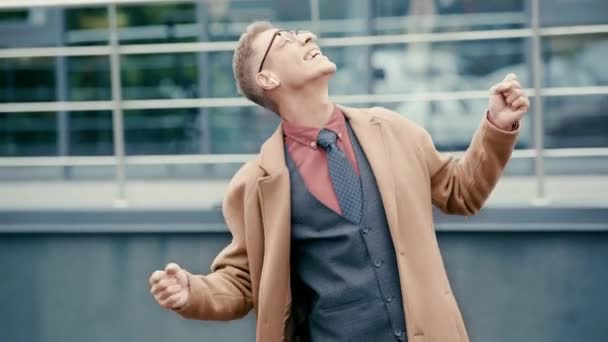 Sonriente Hombre Negocios Bailando Escuchando Música — Vídeos de Stock