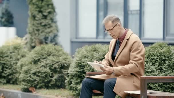 Homem Negócios Bonito Casaco Usando Tablet Digital — Vídeo de Stock