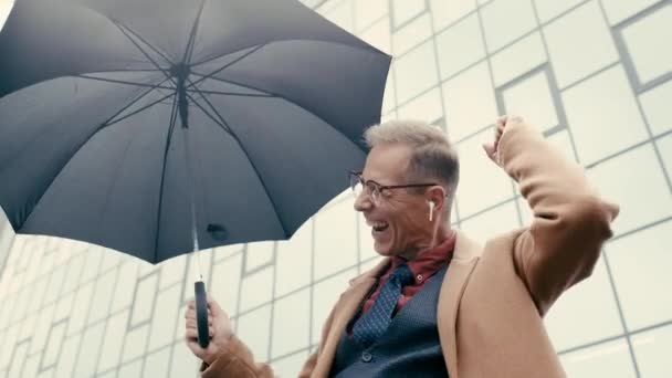 Hombre Negocios Sosteniendo Paraguas Bailando Escuchando Música — Vídeo de stock