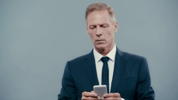 Affärsman Visar Smartphone Med Grön Skärm — Stockvideo
