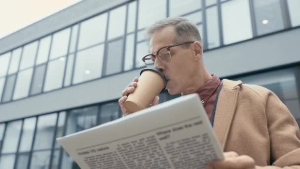 Empresário Lendo Jornal Bebendo Café — Vídeo de Stock