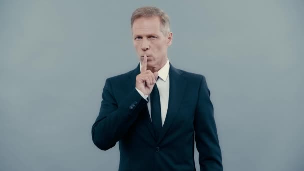 Empresário Mostrando Shh Apontando Com Dedo Para Relógio Pulso — Vídeo de Stock